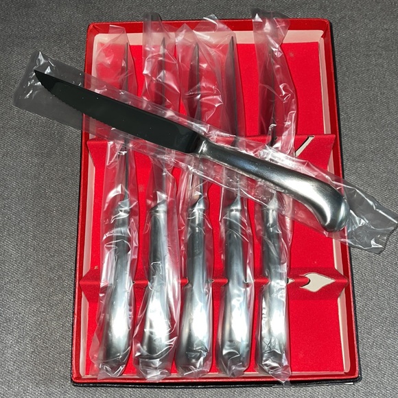 NWT. 6 piece steak knife set. - Picture 3 of 8